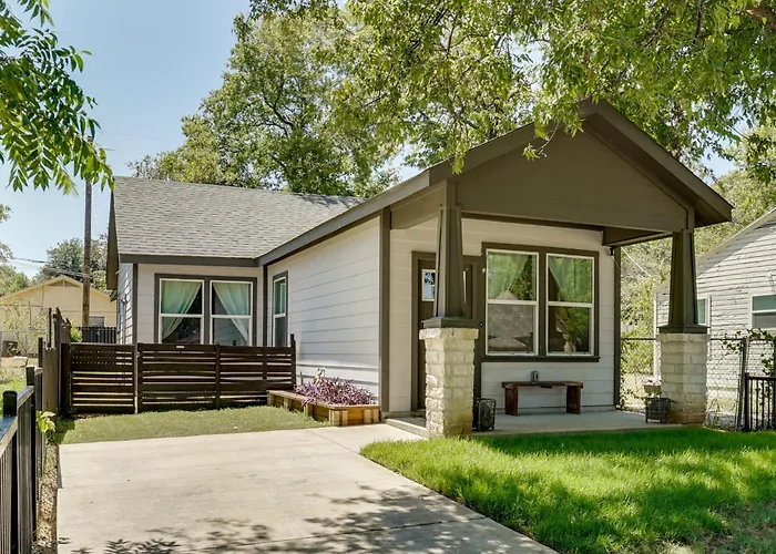 Historic Southside Worth W/ Fenced Yard! Holiday home *