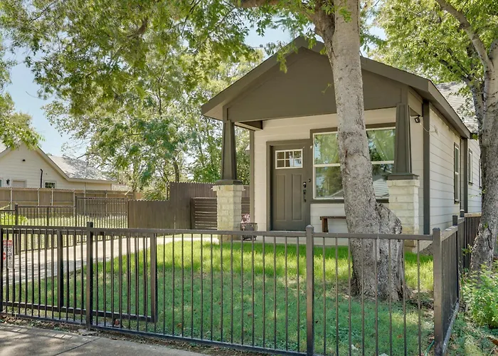 Holiday home Historic Southside Worth W/ Fenced Yard! Fort Worth