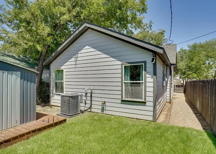 Historic Southside Worth W/ Fenced Yard! Holiday home